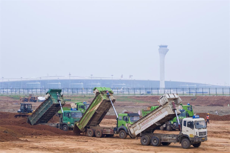湖北省武汉市天河机场第三跑道施工现场。
