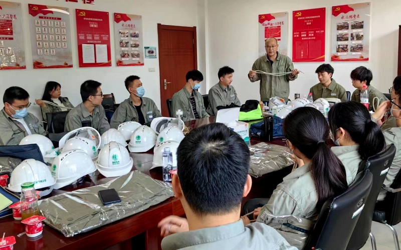 国网荆州变电检修分公司“望海计划”实习员工观摩220千伏笔架山变电站开关机构大修及间隔扩建现场，辨识相关变电设备。 罗亭然摄