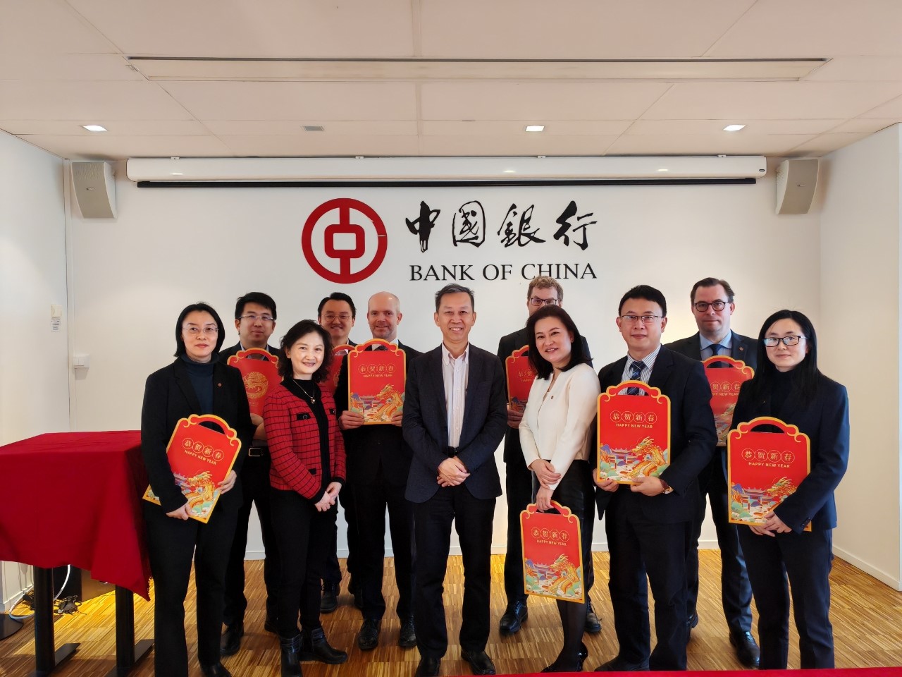 中国驻瑞典大使崔爱民(左六)与中国银行(欧洲)有限公司斯德哥尔摩分行中外员工合影。中国驻瑞典大使馆供图