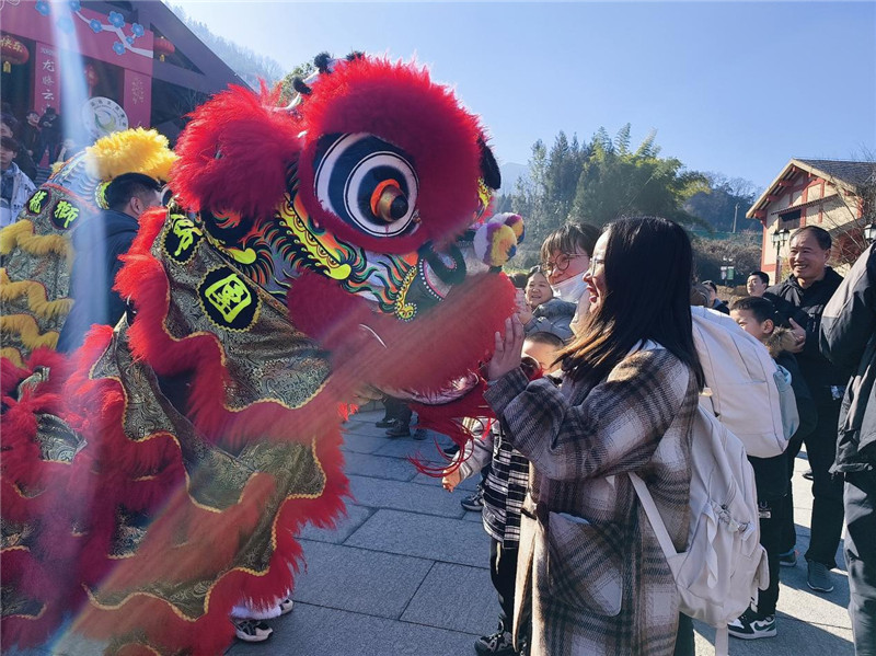 游客与舞狮互动