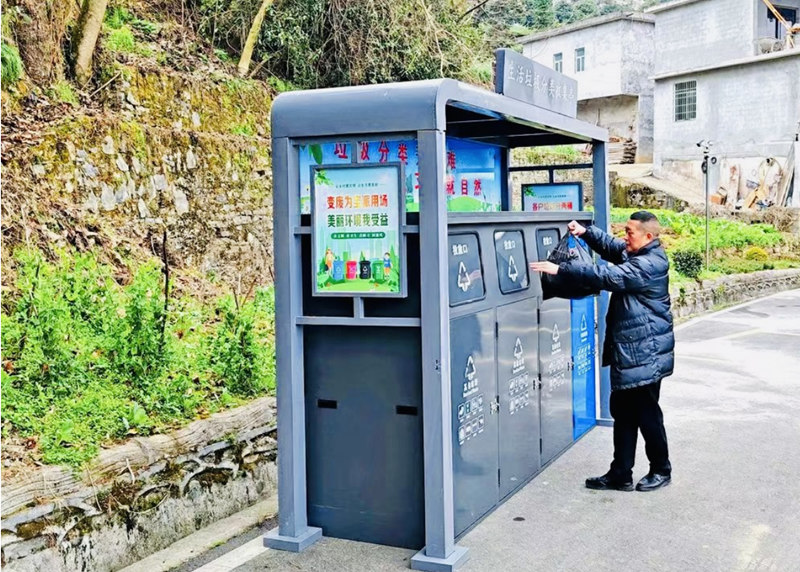 三龙公路沿线的村民正在投放生活垃圾