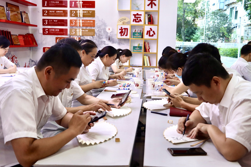 组织党员干部开展绘制廉洁团扇活动。