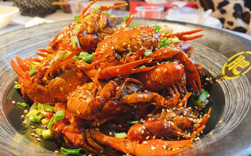 油焖小龙虾。