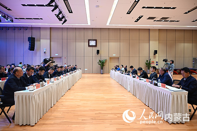 “政策落地进商会 直达快享惠民企”新能源专场活动现场,相关单位围绕企业关切进行政策解读。人民网记者 刘艺琳摄