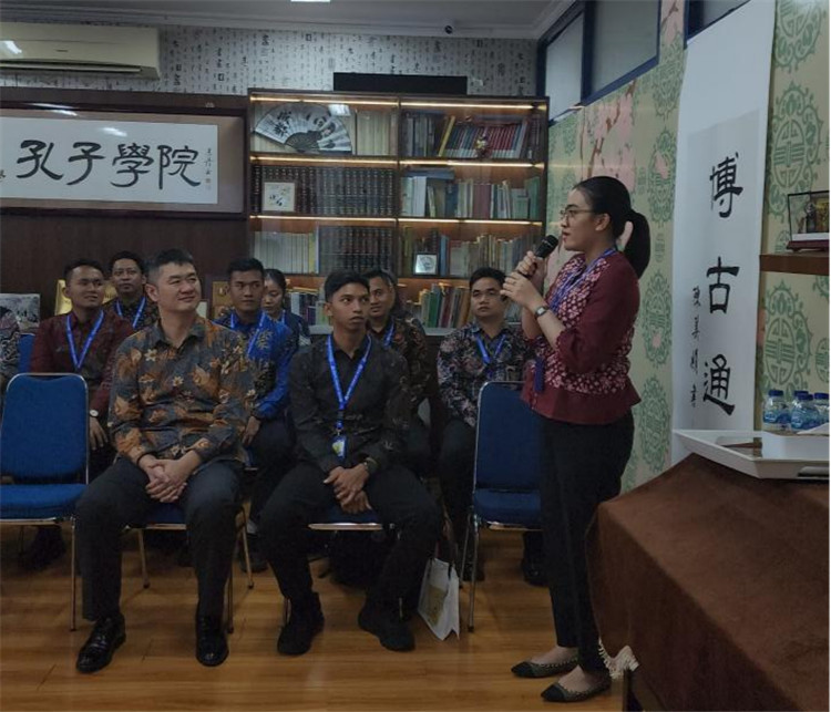 警察学员用汉语进行自我介绍 。活动主办方供图