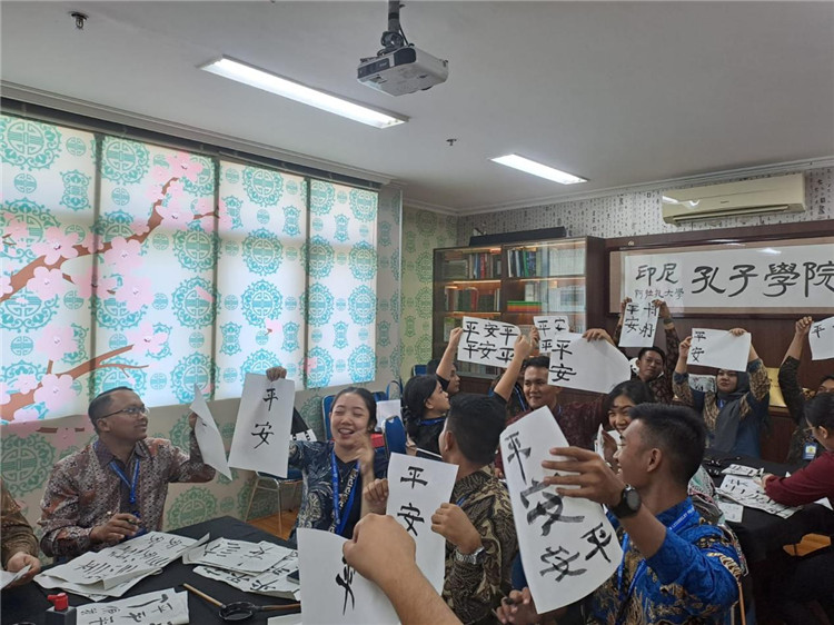 警察学员们展示书法学习成果。活动主办方供图