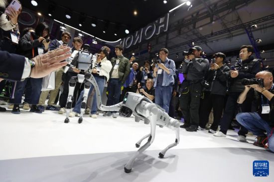 銆銆3鏈3鏃ワ紝鍦ㄨタ鐝鐗欏反濉炵綏閭ｄ妇琛岀殑2025骞翠笘鐣岀Щ鍔ㄩ氫俊澶т細涓婏紝浜轰滑瑙傜湅鏈哄櫒鐙楁紨绀恒傛柊鍗庣ぞ璁拌 璧典竵鍠 鎽