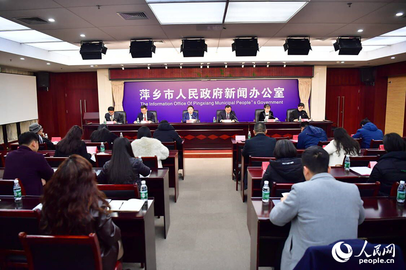 江西省萍乡市上栗县举行新闻发布会，上栗县委副书记、县长李志猛介绍情况。人民网记者 时雨摄