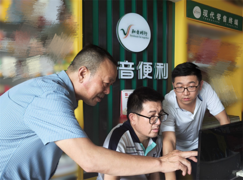 客户经理上门指导朱永明使用知音通系统