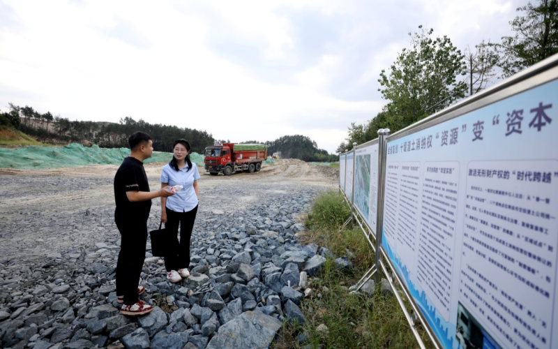 建行湖北十堰张湾支行工作人员深入十堰市机场大道渣土填埋项目现场了解项目进度情况。