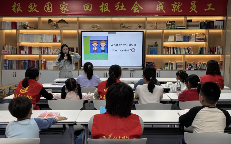 组织留守儿童开展英语小课堂。