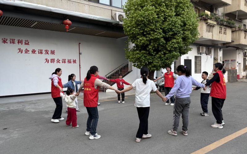 爱心妈妈与孩子们做游戏。