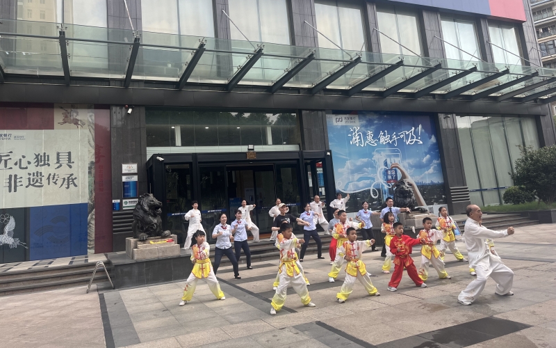 浦发银行武汉分行举办非遗体验活动。
