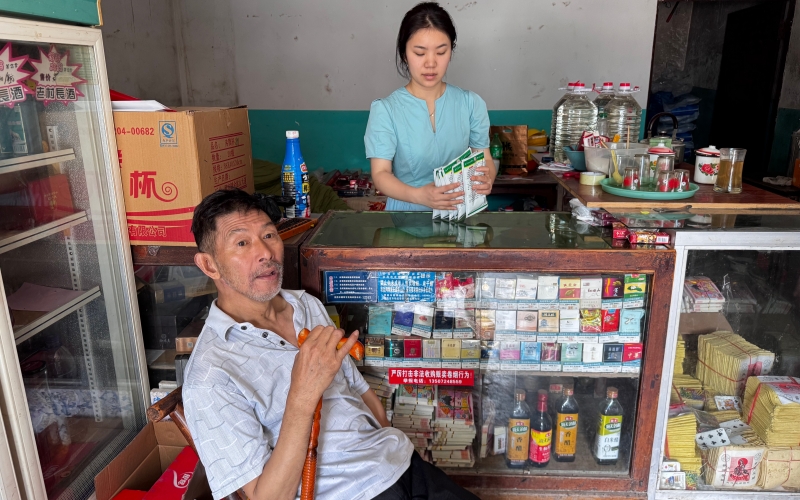 客户经理在零售户店内开展“驻店服务”。