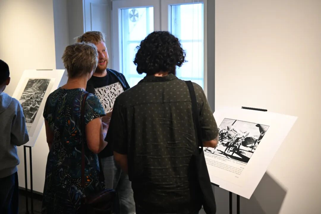 来宾观看中国人民抗日战争主题图片展。中国驻丹麦大使馆供图
