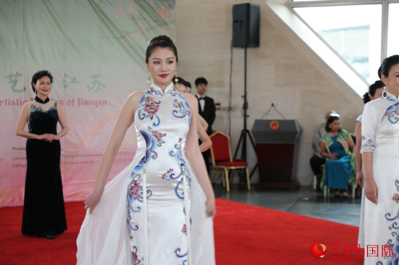 3、当天的活动上进行了旗袍走秀表演与文艺演出。 人民网记者 李志伟摄_副本