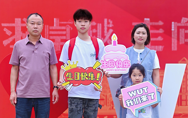 生日新生与家人合照。