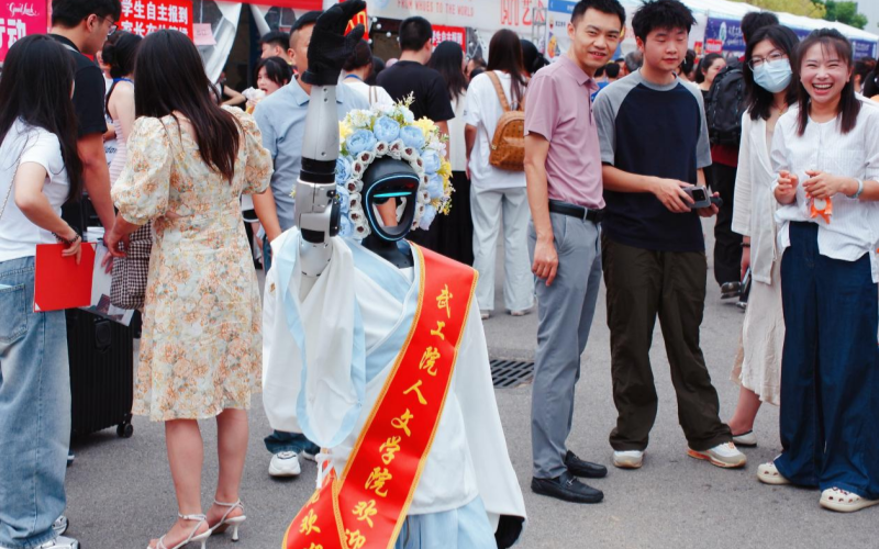 迎新现场的机器人“小文文”。