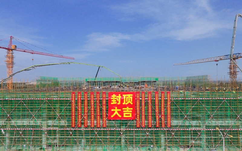 中国一冶湖北分公司承建的大唐集团（乌兰察布）数据中心一期项目机房楼主体结构封顶。