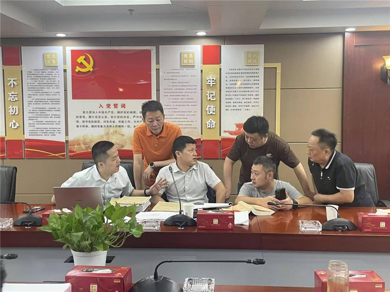案卷复评环节业务骨干针对疑难问题集中讨论。蔡婧摄