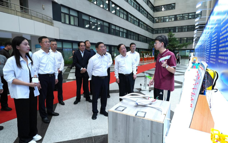 “小小发明家，知识产权筑梦”创新发明展现场参观。
