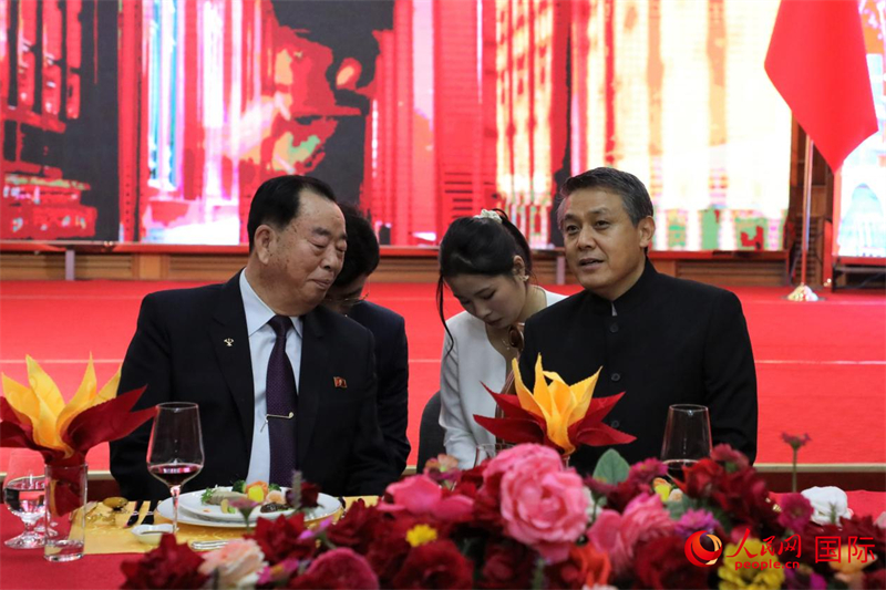 图为招待会上，王亚军大使与姜润石副委员长亲切交谈。 人民网记者 刘融摄