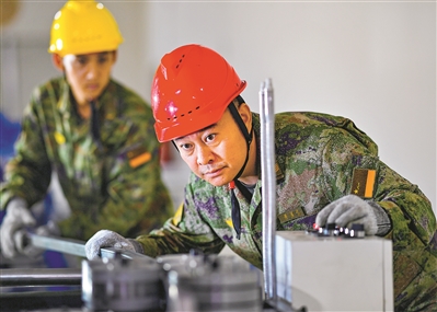 崔道虎正在调试革新设备。刘明松摄