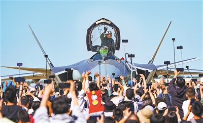 9月19日，2025年空军航空开放活动和长春航空展开幕。图为歼-20飞行员在完成表演后向观众挥手致意。胡尔根摄