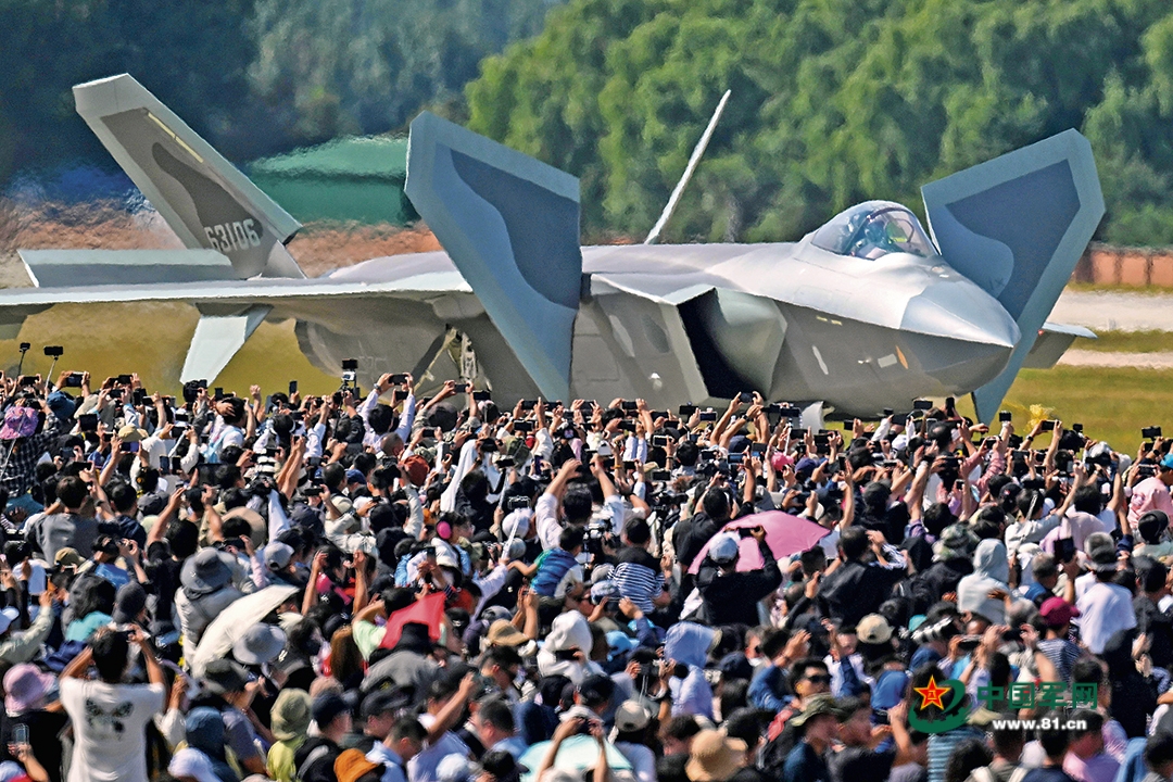 2025年空军航空开放活动和长春航空展上，歼-20飞机飞行表演归来，观众纷纷拍照留影。余红春摄