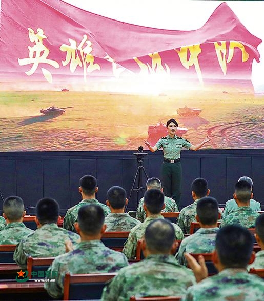陆军抗战故事巡回宣讲团成员为基层部队官兵讲述“英雄长城中队”抗战事迹。本报特约通讯员  张  毛摄