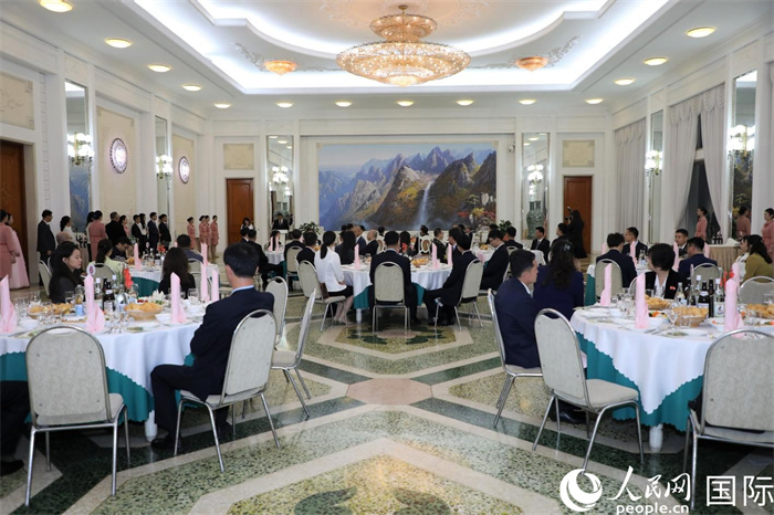 9月30日晚，朝鲜对外文化交流协会和朝中友好协会在平壤玉流馆举行招待会，庆祝中华人民共和国成立76周年。 人民网记者 刘融摄