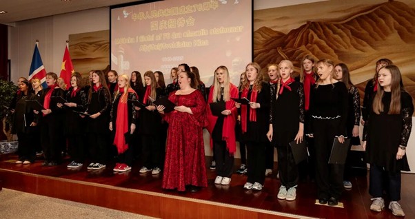 冰岛女子合唱团演唱中冰两国国歌。中国驻冰岛大使馆供图