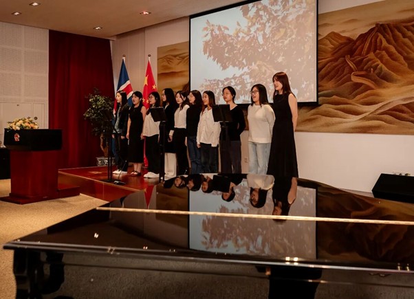 北外留学生演唱冰岛歌曲。中国驻冰岛大使馆供图