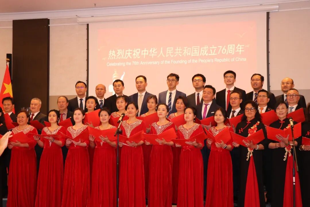 中国驻丹麦大使馆外交官与旅丹侨胞演唱歌曲《我的祖国》。中国驻丹麦大使馆供图
