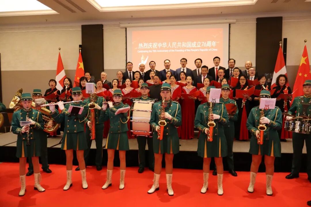 丹麦斯劳厄尔瑟市青少年铜管乐队演奏。中国驻丹麦大使馆供图