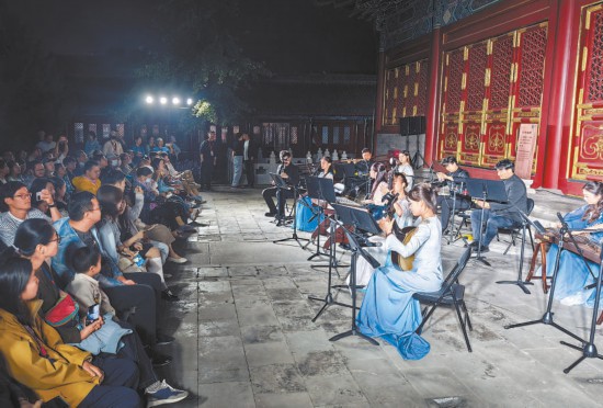 “白塔之夜”活动之一“乐声里的中国”演奏会吸引了众多市民游人欣赏。本报记者方非摄