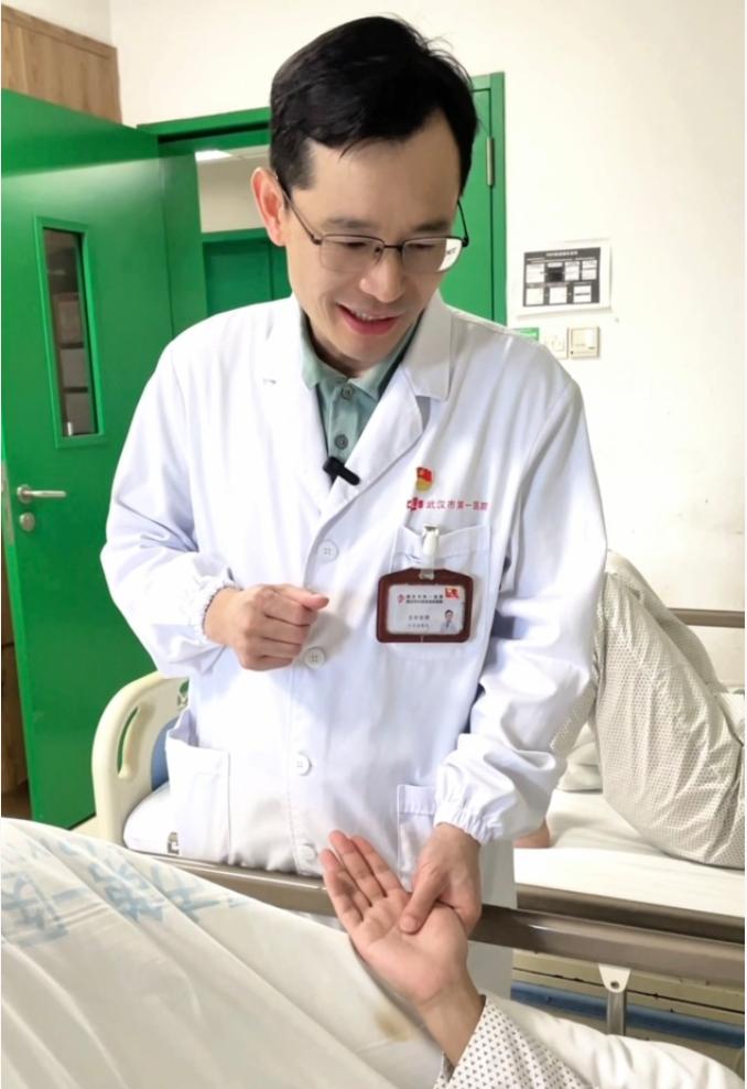 武汉市第一医院医护坚守“无假日医院”承诺,罗东主任为手汗症患者术后查房中。喻雅婷摄