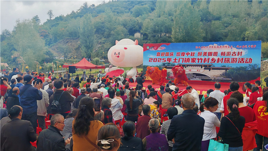 郧西县土门镇乡村旅游现场观众如潮。 陈国东摄