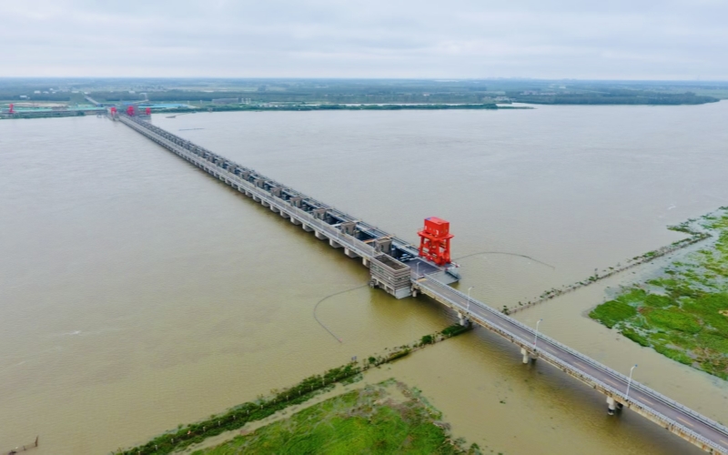 秋汛下的兴隆水利枢纽。周辉摄