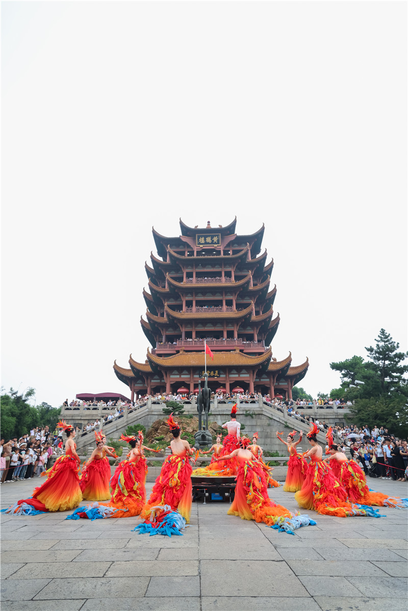 《凤舞九天》在黄鹤楼前上演。赵立继摄