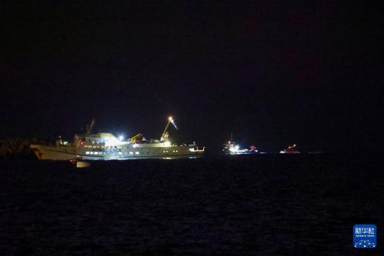 10月8日，在以色列南部，一艘加沙援助船队的船只遭拦截后被拖向阿什杜德港。新华社发（贾马尔·阿瓦德摄）