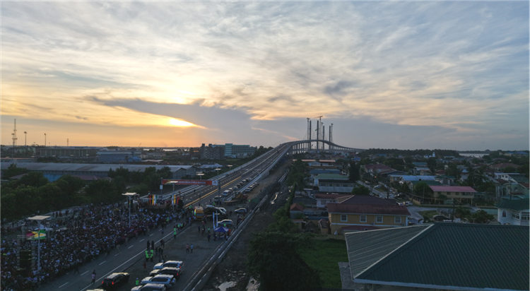 当地时间10月5日,由中国铁建国际集团有限公司承建的圭亚那巴拉特·贾格迪奥—德梅拉拉河大桥正式通车。图为通车仪式现场。中国铁建国际集团有限公司供图