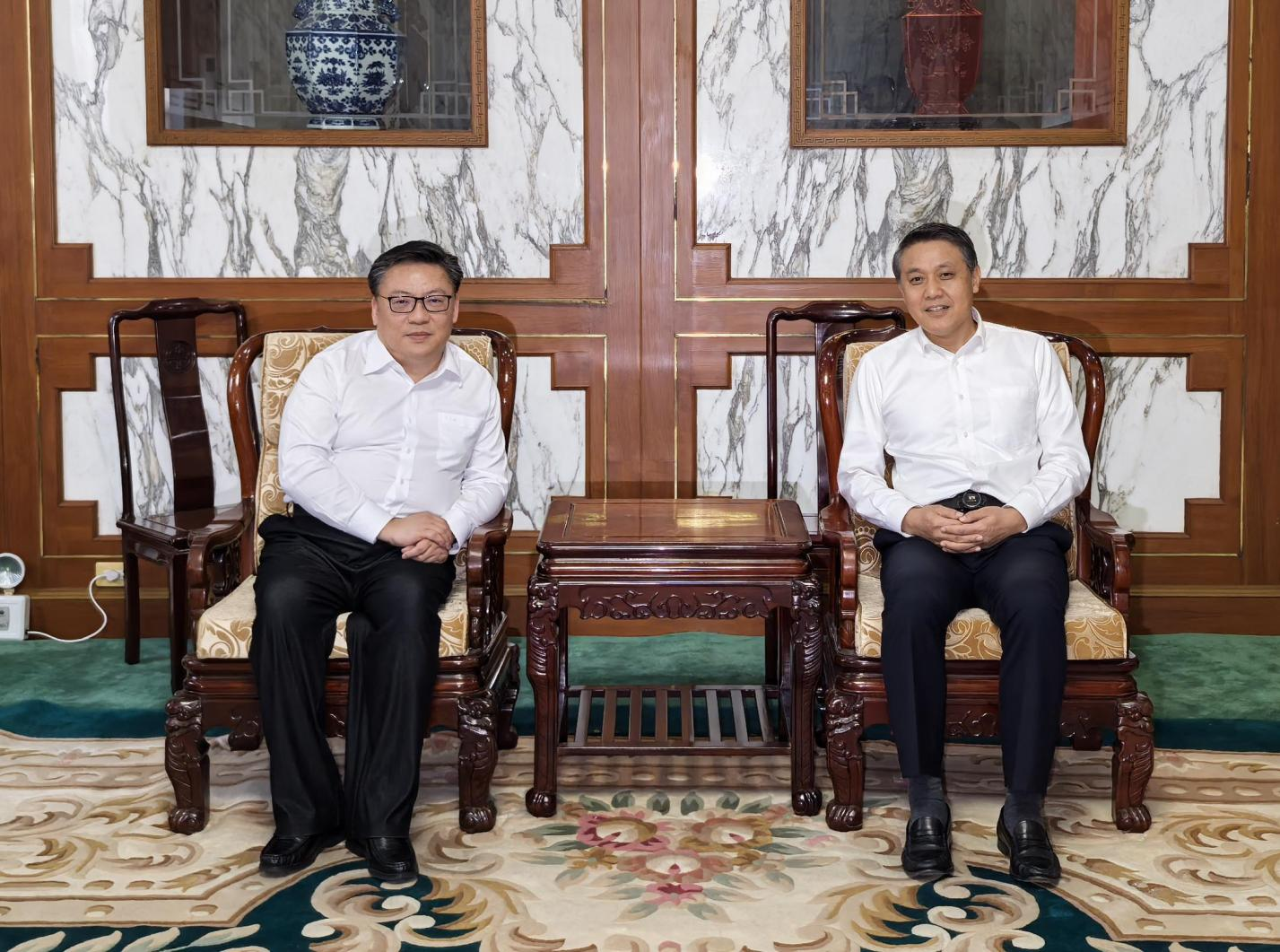 10月8日，中国驻朝鲜大使王亚军会见中国上海艺术团副团长、上海市委常委、宣传部部长赵嘉鸣。中国驻朝鲜使馆供图