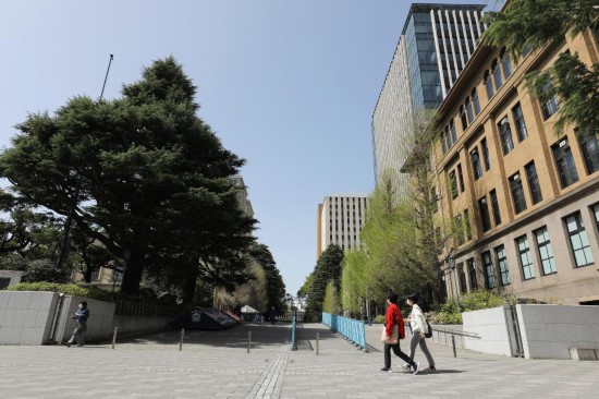 这是2021年3月31日在日本东京拍摄的早稻田大学早稻田校区正门。新华社记者杜潇逸摄