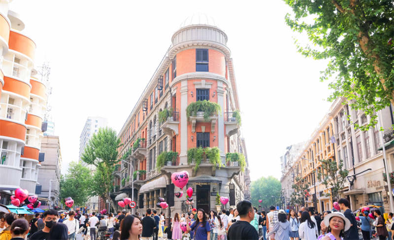 武汉万象城爆款国潮文创返场活动现场。