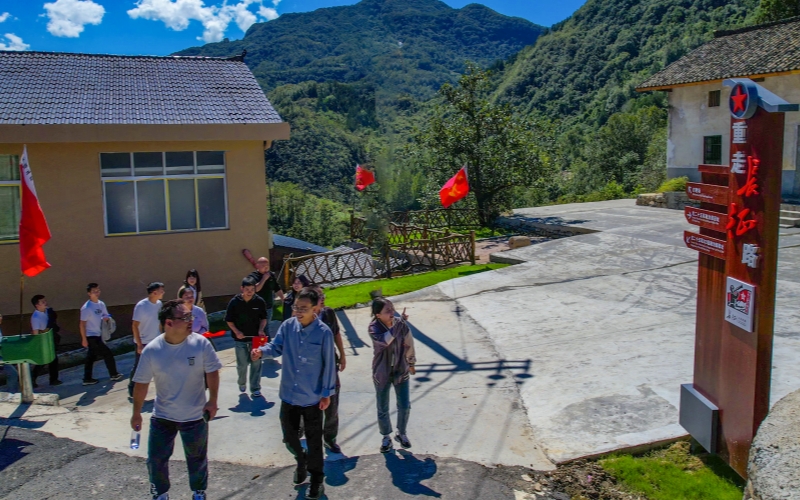 游客在关防乡长征历史步道体验“长征”。 邹景根摄