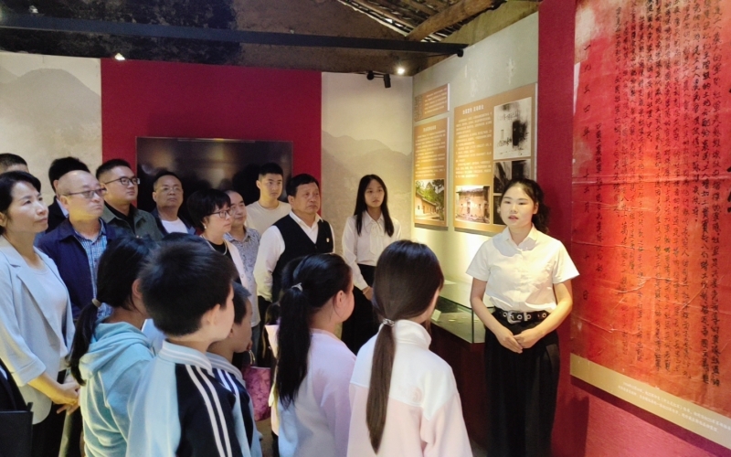 关防乡红色旧址吸引大量游客前来接受红色教育。邹景根摄