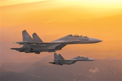 空军某部战机编队飞赴目标空域(资料照片)。本报特约记者 杨 盼摄