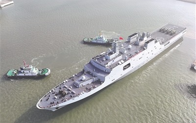 参加“和平友谊-2025”联演的井冈山舰驶离军港。霍阳柯摄