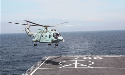 日前，海军某支队组织直升机起降训练。刘金宇摄